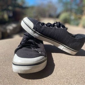 Keen Canvas Sneakers 9 Wide